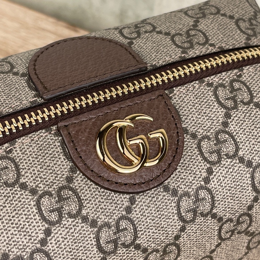GUCCI GG SUPREME COSMETIC BAG - Picture 2 of 12